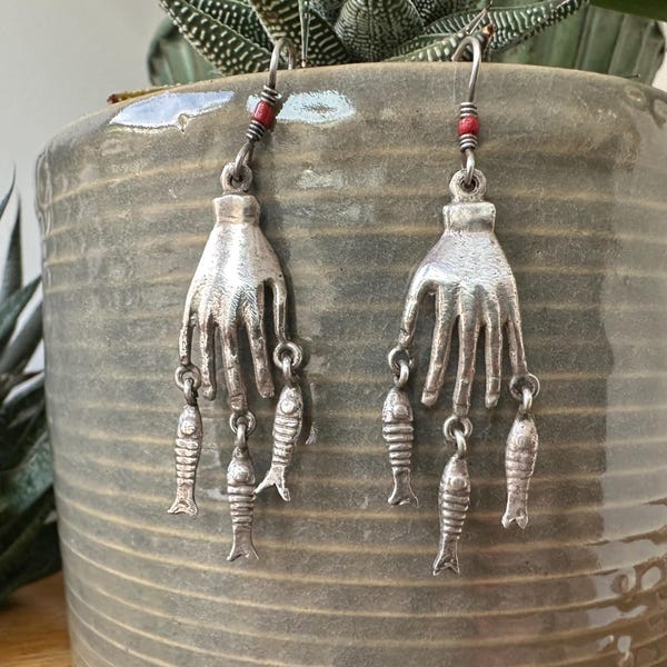 Boucles d'oreilles pendantes vintage en argent sterling représentant une main et un poisson