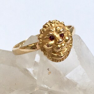 vintage 10k gold lion ring with red eyes, size 4.75 image 4
