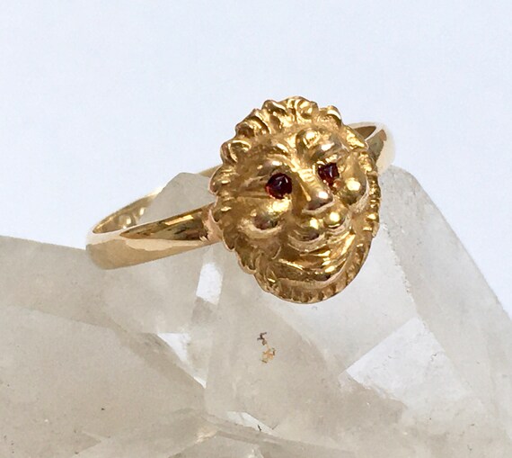 vintage 10k gold lion ring  with red eyes, size 4… - image 4