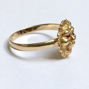 vintage 10k gold lion ring with red eyes, size 4.75 image 5