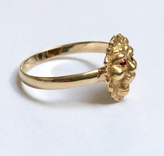 vintage 10k gold lion ring  with red eyes, size 4… - image 5
