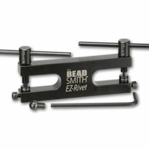 Può includere: Strumento Beadsmith EZ-Riveter in metallo nero con due manici, una chiave e una piccola sfera. Lo strumento è utilizzato per la creazione di gioielli.