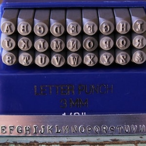 Supply Guy Juego de letras mayúsculas del alfabeto de metal con fuente de máquina de escribir de 3 mm - Sello de diseño de metal - Perfecto para trabajos de diseño de metal y joyería - SGE-3U