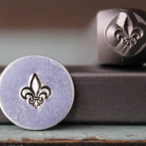 Supply Guy Sello de diseño de metal de flor de lis de 6 mm, Sello de metal, Herramienta de joyería y estampado de metal, SGCH-177