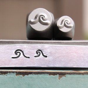 5 mm und 7 mm Welle Wellenform DIY Schmuckherstellung Metall Design 2 Stempel Set - Stamping Kit, Werkzeuge, Presse, Maschine & Zubehör - SGCH-67427