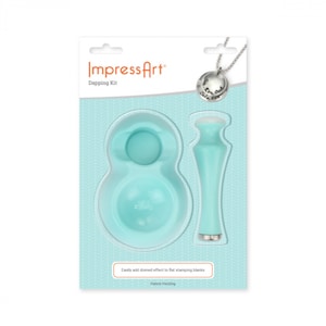 Puede incluir: Un kit de dapping turquesa para la elaboración de joyas. El kit incluye una herramienta de dapping y un bloque de dapping. El kit está empaquetado en una bolsa de plástico transparente con un fondo blanco. El texto "ImpressArt Dapping Kit" está impreso en la bolsa.