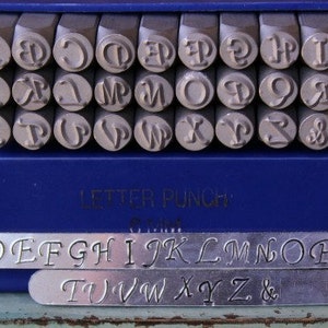 Supply Guy Juego de sellos con letras mayúsculas de 6 mm Elegant-Corsiva, Sello de diseño de metal, Perfecto para estampado de metal y trabajos de joyería, SGE-6U