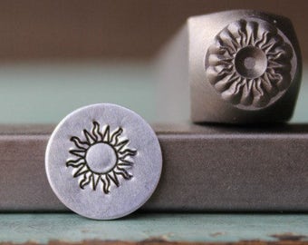 Supply Guy 8 mm solmetalldesignstämpel - Metallstämpel - Metallstämpling och smyckesverktyg - SGCH-137