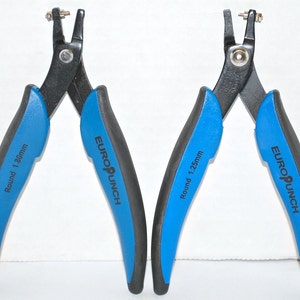 Op de afbeelding: Twee zwarte metalen gaatjesponsgereedschappen met blauwe handvatten. De handvatten zijn gemarkeerd met "EURO PUNCH" en geven de grootte van het geponste gat aan. Het linker gereedschap pons een gat van 1,80 mm en het rechter gereedschap pons een gat van 1,25 mm.