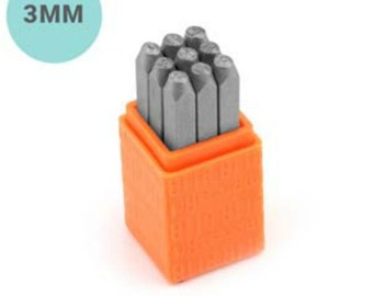 Könnte beinhalten: Ein Satz von 3 mm Metall-Buchstaben-Stempeln in einem orangefarbenen Kunststoffkoffer. Die Stempel sind in einem Raster angeordnet und bereit für den Einsatz in Bastel- und DIY-Projekten.