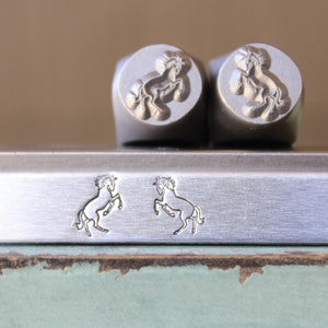 Supply Guy Caballo de pie de 8 mm (orientado hacia la izquierda y hacia la derecha) Juego de 2 sellos de diseño de metal - Sello de metal - Herramienta de joyería y estampado de metal - SGCH-479480