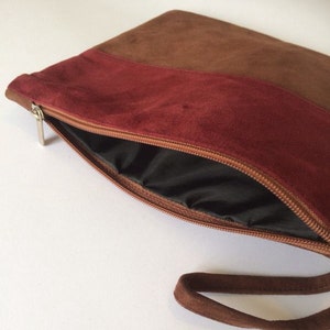 Clutch de pulsera, GENUINE SUEDE BAG, wristlet bag, wristlet handbag, bolso marrón y granate