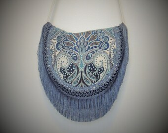 Bolsa boho em tapeçaria azul com franja atada