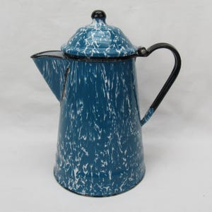 Vintage Enamelware Blue White Swirl Coffee Pot 1.5 Quart Hinged Lid Farmhouse Kitchen
