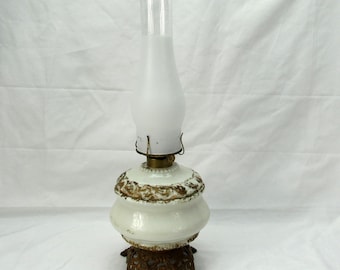 Lampada a cherosene antica in vetro opalino con base in metallo decorato