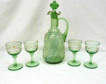 Juego de jarra decantadora antigua de cristal esmaltado verde con óptica y copas de jerez.