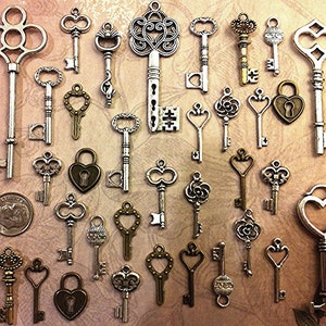 30 Edgy Skeleton Keys Bulk Beads Necklace Charms Wedding Name Tags Crafts Gift Jewelry Supply Lot Antique Type Necklace Pendant Steampunk