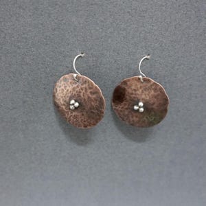 Grandes boucles d'oreilles disques en cuivre avec boules en argent, martelées, oxydées