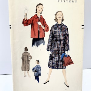 以下が含まれることがあります： ヴィンテージのヴォーグ裁縫パターン番号1544-60c、サイズ8、3つの異なるコートスタイルを特徴としています。パターンには、赤いジャケット、格子縞のコート、茶色のコートが含まれています。