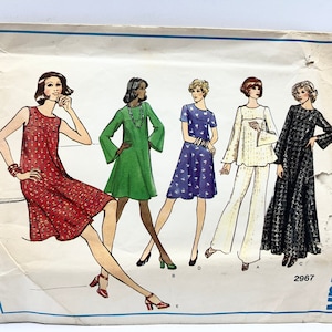 Peut inclure: Un patron de couture vintage pour cinq robes différentes. Le patron est pour Vogue's Basic Design et le numéro du patron est 2967.