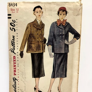 Peut inclure: Patron de couture vintage Simplicity pour une veste croisée avec un nœud papillon. Le patron est pour la taille 12, tour de poitrine 76 cm, et coûte 50 cents. Le patron est imprimé sur un fond blanc avec du texte noir et des illustrations de deux femmes portant la veste.