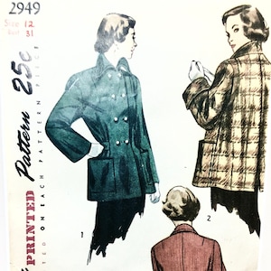 Pode incluir: Padrão de costura vintage Simplicity número 2949 para uma jaqueta feminina. O padrão é impresso em cada peça do padrão. O padrão inclui três vistas diferentes da jaqueta. A primeira vista é uma jaqueta de botões duplos com gola e bolsos. A segunda vista é uma jaqueta xadrez com gola e bolsos. A terceira vista é uma jaqueta ajustada com gola e bolsos.
