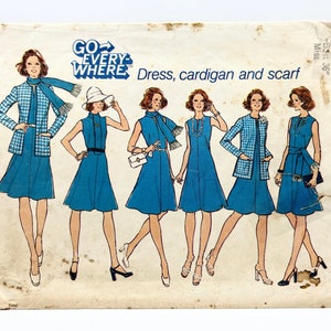 Può includere: Modello di cucito Simplicity numero 6850 per un abito, un cardigan e una sciarpa. Il modello è per le taglie 14 e 36 di seno. La copertina del modello presenta cinque donne che indossano diverse varianti del modello.