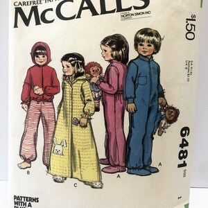 Könnte beinhalten: Schnittmuster von McCall's Nummer 6481 für Kinderpyjamas. Das Schnittmuster umfasst drei verschiedene Stile: ein rot-weiß gestreiftes Pyjama-Set, eine gelbe und weiße gemusterte Robe und ein blaues Pyjama-Set. Das Schnittmuster ist für die Größen 1-8.