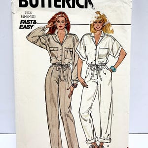 Peut inclure: Patron de couture vintage pour une combinaison, mettant en scène deux mannequins portant le vêtement dans des couleurs différentes. Le patron est de Butterick et est de taille 6-8-10. Le patron est intitulé "Rapide et facile".