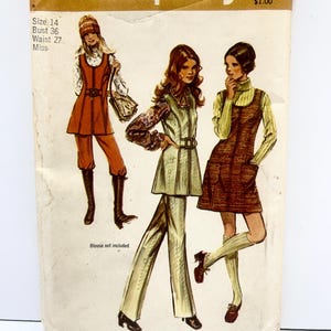 Może przedstawiać: Wzorzec szycia vintage Simplicity numer 9582 do sukienki z kamizelką. Wzór jest dla rozmiaru 14, biust 91 cm, talia 69 cm i jest dla kobiet. Wzór pokazuje trzy kobiety noszące różne wersje sukienki. Sukienka jest pokazana w kolorze brązowym, pomarańczowym i białym.