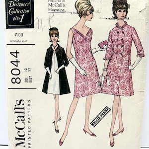 Pode incluir: Um padrão de costura vintage para um conjunto de vestido e casaco. O padrão é da McCall's e é para o tamanho 12, busto 32. O padrão é impresso em um fundo branco com um design floral rosa e branco. O padrão inclui instruções para fazer o vestido e o casaco.