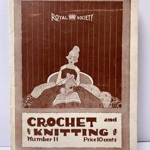 Op de afbeelding: Vintage "Royal Society" haak- en breipatroonboekcover. De cover toont een bruin-witte illustratie van een vrouw die aan het haken is. De titel "CROCHET and KNITTING" staat prominent afgebeeld, samen met "Number 11" en "Price 10 cents".