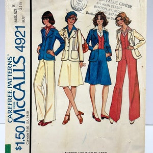 Op de afbeelding: Een naaipatroon voor een ongevoerd blazer, vest, rok en broek voor dames. Het patroon is van McCall's en het nummer is 4921. Het patroon is voor damesmaten 8 tot 31 1/2.