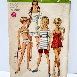 Puede incluir: Patrón de costura vintage Simplicity número 8807 para una joven o adolescente. El patrón incluye tres estilos diferentes de vestidos, todos con mangas cortas y cuello redondo. El patrón es para las tallas 9-10, con una medida de pecho de 30 1/2 pulgadas y una medida de cintura de 24 pulgadas.