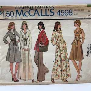 Może przedstawiać: Koperta z wykrojem krawieckim vintage McCall's 4598 z ilustracjami pięciu różnych stylów odzieży, w tym sukienek, bluzki i spodni. Papierowa koperta zawiera tekst Carefree Patterns, McCall's 4598 oraz Misses' Size 12, Bust 34.