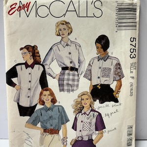 Puede incluir: Sobre de patrón de costura vintage McCall's con ilustraciones de blusas de mujer. El sobre es de color blanquecino con el texto "Easy McCall's" en rojo. El número de patrón es 5753, talla F (16,18,20) indicada. El diseño incluye varios estilos de blusas.