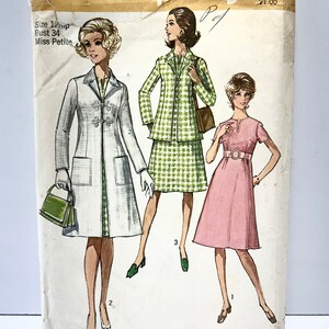 Puede incluir: Patrón de costura vintage para un vestido y una chaqueta. El patrón es para la talla 12, busto 86 cm, y es para una figura petite. El patrón es de Simplicity y tiene el número 9168. El patrón muestra tres estilos diferentes de vestidos, uno con una chaqueta blanca, uno con una chaqueta a cuadros verde y blanco, y uno con un vestido rosa.