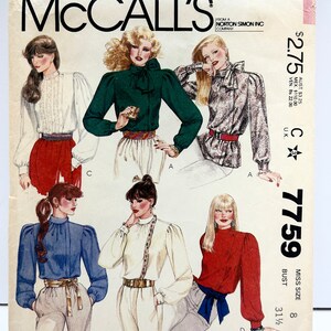 Pode incluir: Padrão de costura vintage McCall's para uma blusa com gola alta e mangas bufantes. O padrão é para o tamanho 8, busto 80 cm. O padrão é da empresa Norton Simon Inc. e custa $ 2,75.