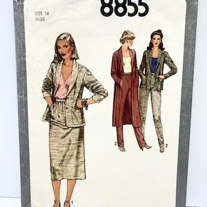 Op de afbeelding: Simplicity naaipatroon nummer 8855 voor een rok en een jas. Het patroon is voor maat 14 miss. Het patroon toont drie verschillende stijlen van de rok en de jas.