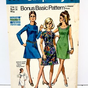 Puede incluir: Patrón de costura Simplicity vintage número 8868 para un vestido básico. El patrón es para tallas de mujer e incluye una tabla de bonificación sobre cómo hacer un vestido mejor ajustado.