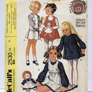 Könnte beinhalten: McCall's Schnittmuster Nummer 2530 für ein Kinderkleid in zwei Ausführungen und einen Jumper. Das Schnittmuster enthält einen Transfer für eine "Raggedy Ann" Tasche. Das Schnittmuster ist in der McCall's Zeitschrift vorgestellt.