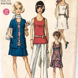 Puede incluir: Un patrón de costura vintage con tres diseños de vestidos diferentes. El patrón es para una talla 14mp, busto 91 cm, cintura 70 cm y es para una Miss Petite. El patrón es de Simplicity y cuesta 1,00 €.