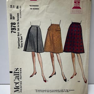 Pode incluir: Padrão de costura impresso vintage da McCall's para um conjunto de saias em seis versões. O padrão apresenta ilustrações de saias em cinza, marrom e xadrez vermelho. O padrão é marcado como "Easy to Sew" e "Recomendado para iniciantes."