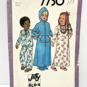 Könnte beinhalten: Simplicity Schnittmuster Nummer 7730 für Kinderpyjamas. Das Schnittmuster umfasst drei verschiedene Stile: eine blaue Kapuzenrobe, ein rosa-florales Nachthemd und ein blau-weiß gemustertes Pyjama-Set. Das Schnittmuster ist mit "Jiffy" gekennzeichnet und einfach zu nähen.