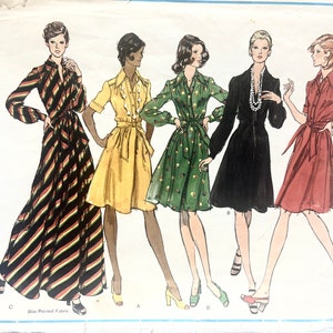 Puede incluir: Patrón de costura vintage para un vestido con cuatro estilos diferentes. El patrón muestra a cuatro mujeres vistiendo diferentes versiones del vestido, incluyendo un vestido largo de rayas negras y rojas, un vestido amarillo, un vestido verde con lunares y un vestido rojo. El patrón se titula "Vogue's Basic Design".