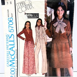 Könnte beinhalten: Vintage-Schnittmuster für eine Jacke, einen Rock und eine Hose. Das Schnittmuster ist für Damen in den Größen 14 und 36. Das Schnittmuster ist von McCall's und die Nummer ist 5706. Das Schnittmuster ist für eine ungefütterte Jacke, einen Rock und eine Hose. Das Schnittmuster stammt aus den 1970er Jahren.