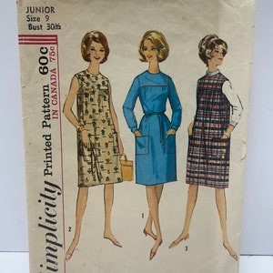 Può includere: Modello di cucito vintage Simplicity per un abito senza maniche con scollo rotondo, un abito a maniche lunghe con scollo rotondo e un abito senza maniche con colletto alla Peter Pan. Il modello è per taglia junior 9 con una misura del seno di 77,5 cm. Il numero del modello è 6402 e il prezzo è di 60 centesimi.