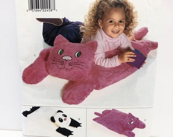 Puede incluir: Un patrón de costura para hacer cojines de suelo de peluche con forma de animales. El patrón incluye instrucciones para hacer un gato, un panda, un caimán y un animal manchado. El número del patrón es 4224. Se incluyen todas las tallas.