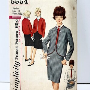 以下が含まれることがあります： シンシティプリントパターン650、ジュニアサイズ11の衣装用のヴィンテージソーイングパターン。バストサイズは80cm。パターンには、ストライプ柄のジャケットとスカート、赤いネクタイが含まれています。パターンの番号は5554です。