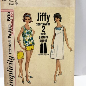 Puede incluir: Patrón de costura Simplicity número 5484 para un vestido y pantalones cortos deportivos Jiffy. El patrón es para la talla 12, pecho 81 cm. El patrón incluye dos piezas principales y es fácil de cortar y coser.
